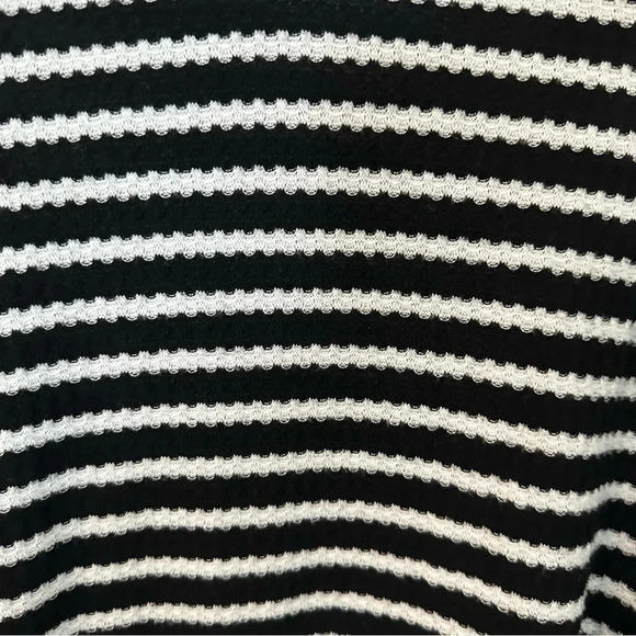 Torrid Women’s Long Sleeve Black & White Striped V-Neck Shirt Size 0, L, 12 GUC - Picture 3 of 8